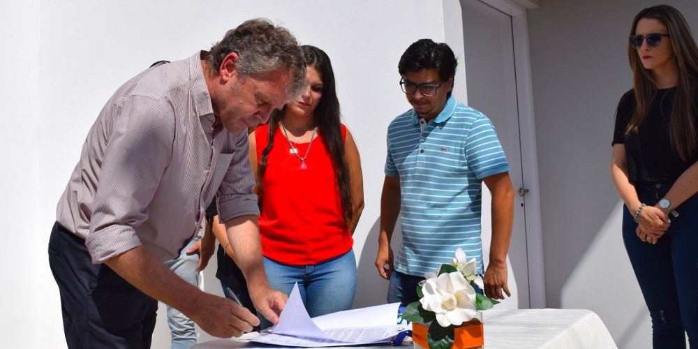 Construir Futuro: El Municipio de Chajarí hizo entrega de tres nuevas viviendas