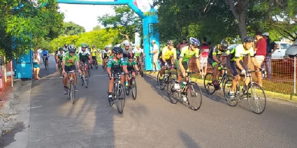 Marcos Ahumada ganador de la competencia Ciclística Nocturna