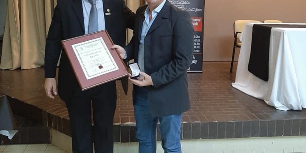 Ricardo Bravo recibió reconocimiento por los 25 años ejerciendo como Maestro Mayor de Obras