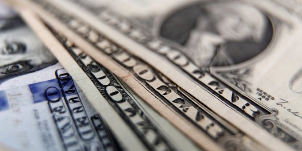Dólar hoy: el blue llegó a operarse a $140 y anotó un nuevo récord