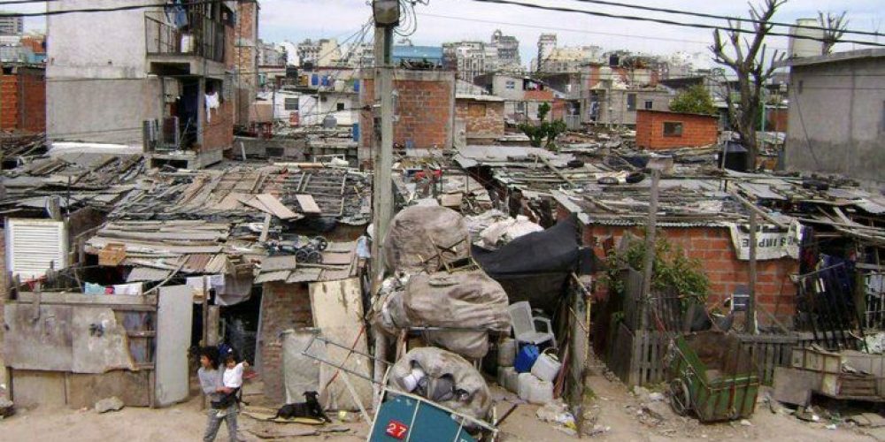 La pobreza en Argentina subió a 44,2% y alcanza a 18 millones de personas