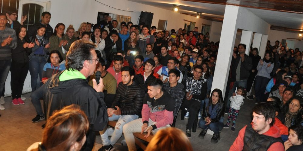 Rubén Rastelli recibió un contundente respaldo de los jóvenes