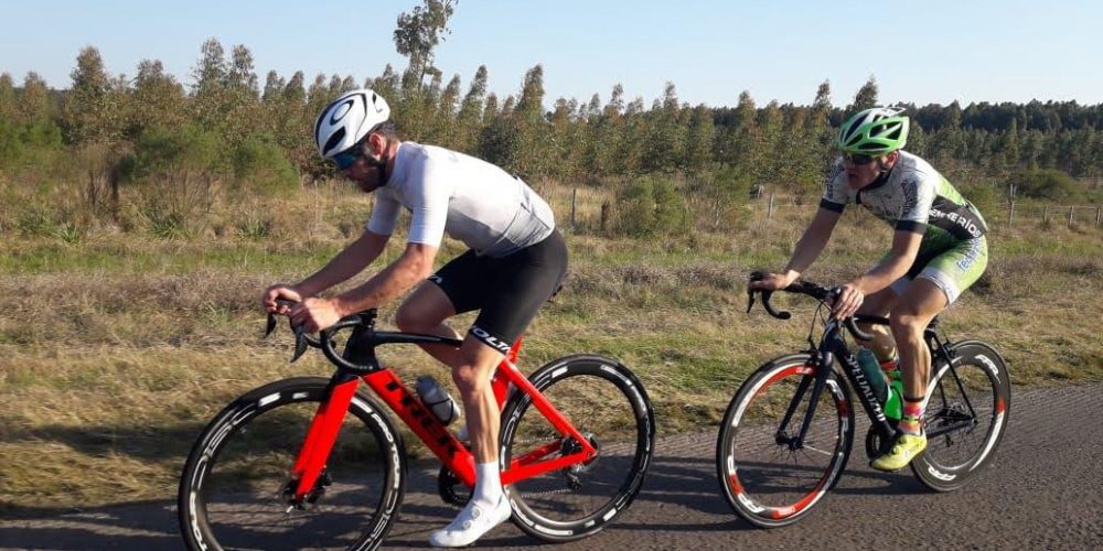 “Maxi” González a rueda de un ciclista de nivel mundial