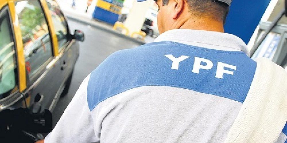 YPF dio marcha atrás y suspendió el aumento del 5% en el precio de los combustibles