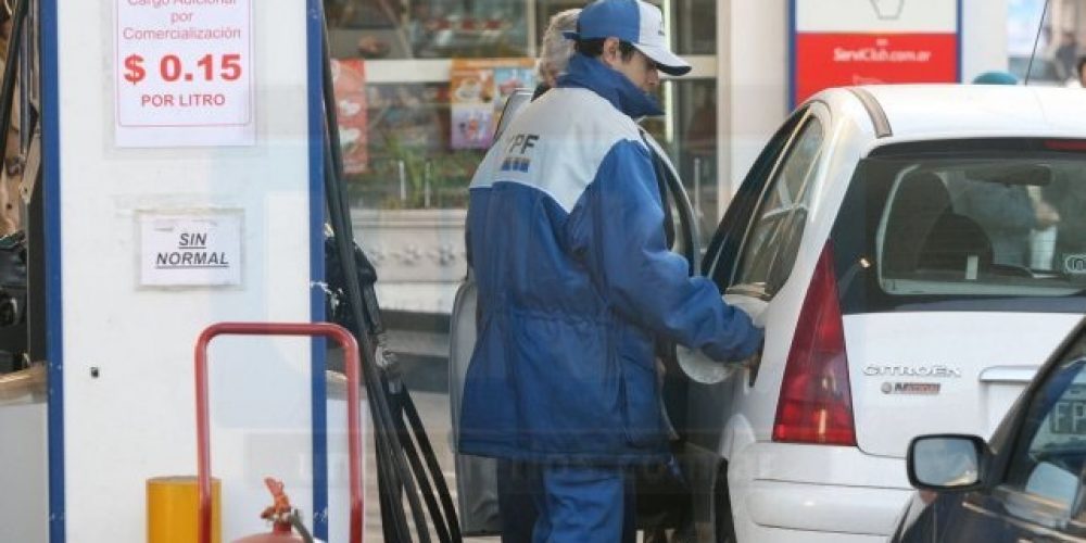El Gobierno autoriza una suba del 4% en combustibles