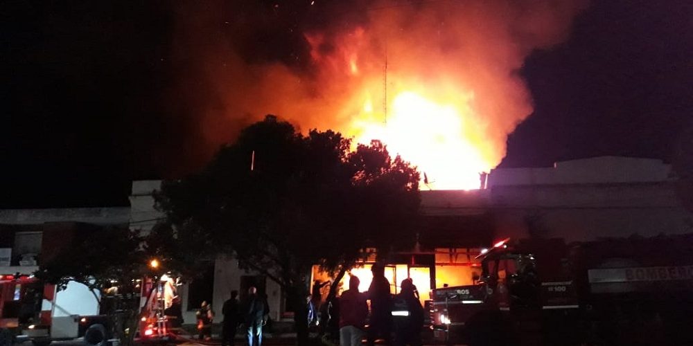 Impresionante incendio destrozó por completo el local comercial Grupo Márquez