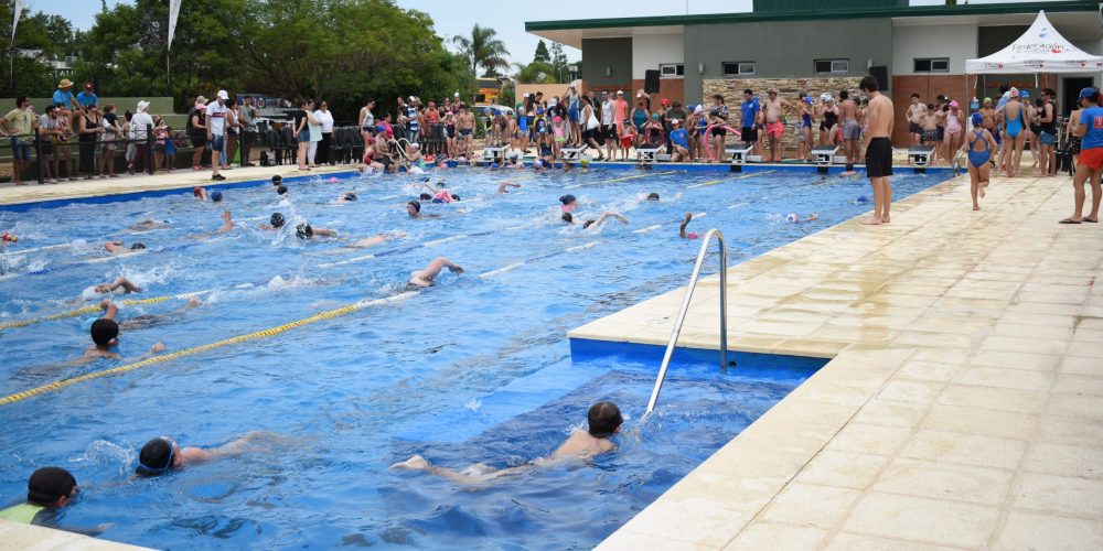 Clases de natación para alumnos en la pileta semiolimpica
