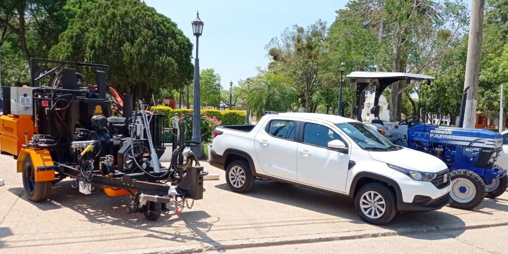 Chajarí: El Municipio recibió un tractor, un vehículo utilitario y una máquina selladora de juntas y grietas