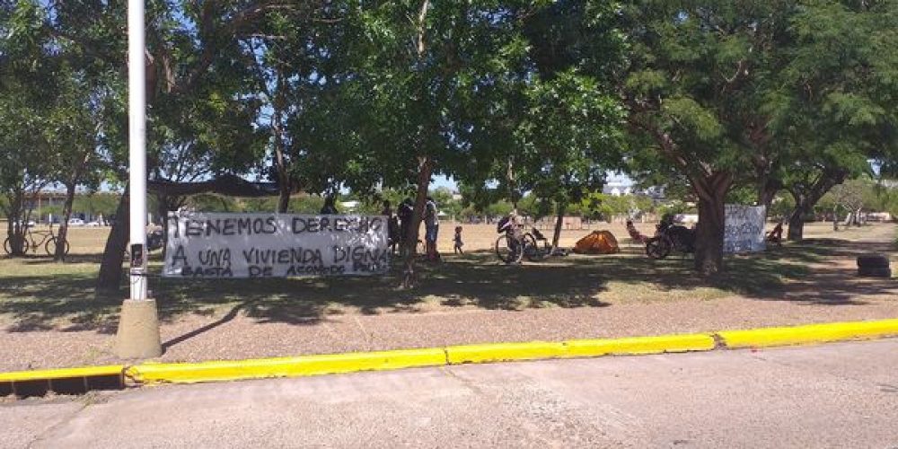 Acampe de familias frente al municipio reclamando viviendas