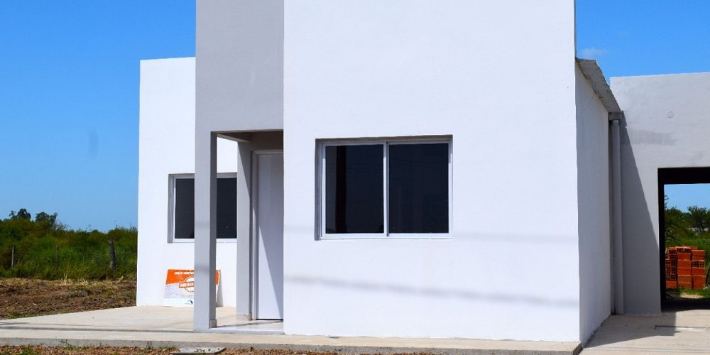 Construir Futuro: El Municipio de Chajarí entrega tres nuevas viviendas