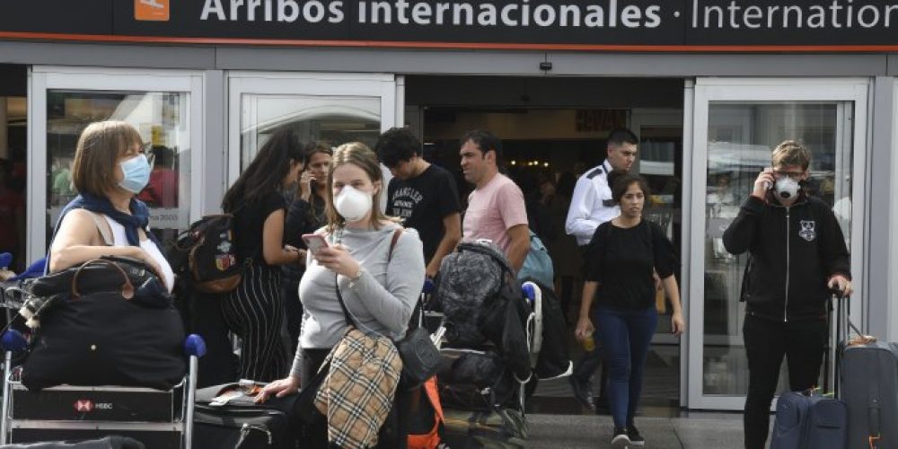Coronavirus: Gobierno declaró la emergencia sanitaria y suspendió por un mes vuelos provenientes de países infectados