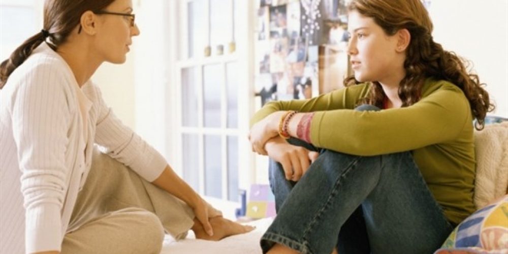 Charla para padres: ¿Cómo guiar a los adolescentes de hoy?