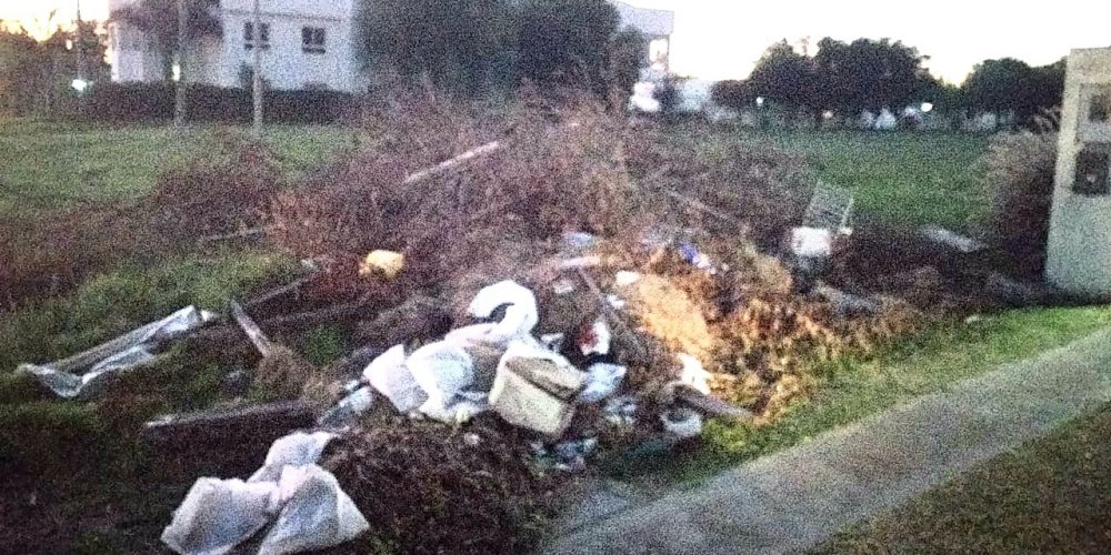 Vecinos arrojan basura en terrenos que no son de su propiedad