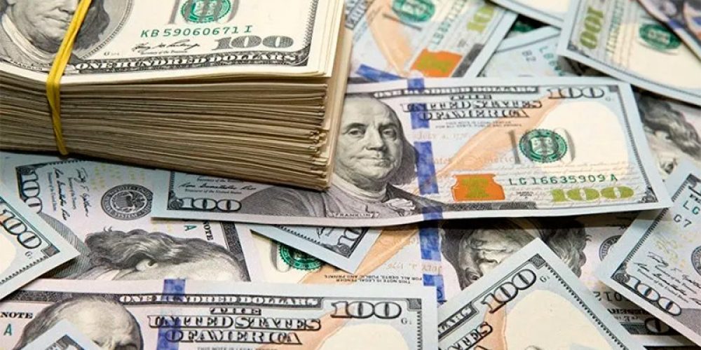 El dólar blue no encuentra piso: cayó a $ 143 y cotiza $14 debajo del solidario