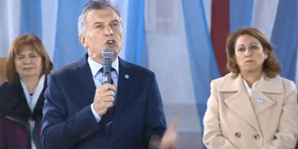En un acto por el Día de la Bandera, Macri acusó a los Moyano de “mafiosos”