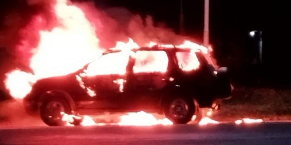 Se incendió una camioneta, además del conductor iban docentes de Feliciano a Federación