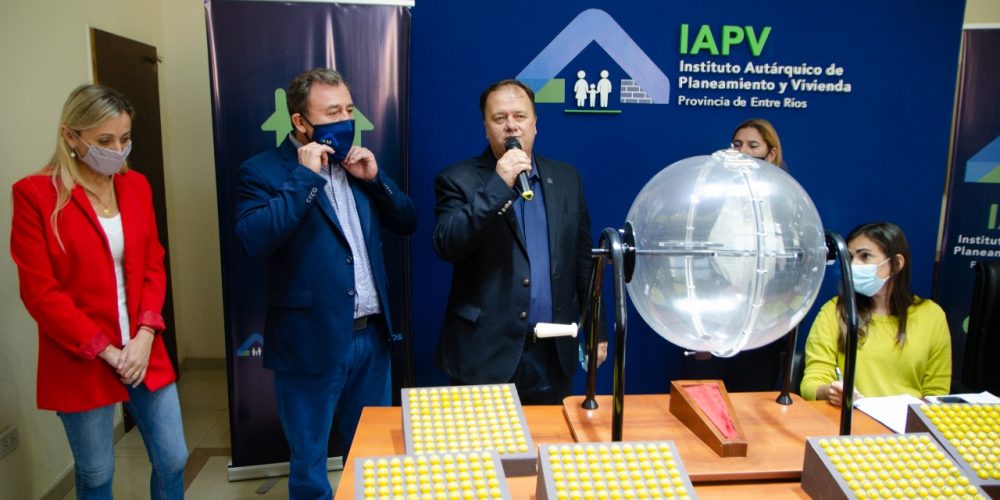 El IAPV sorteó las 12 Viviendas de Madera Construidas en Chajarí