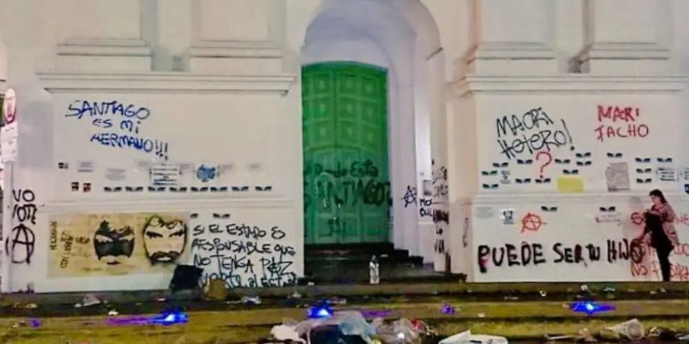 Arreglar el Cabildo tras la marcha por Santiago Maldonado costará 270.500 pesos