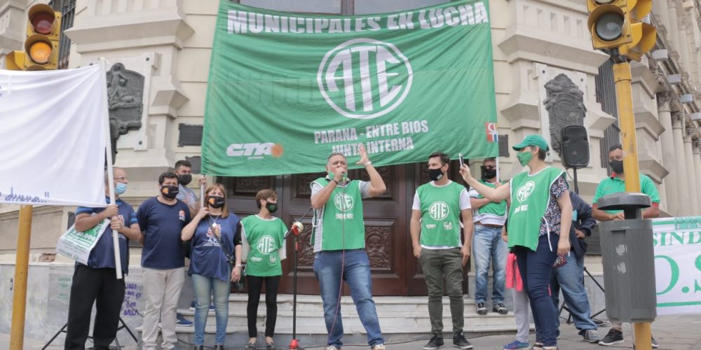 Masiva marcha de los municipales de Paraná para exigir la apertura de paritarias