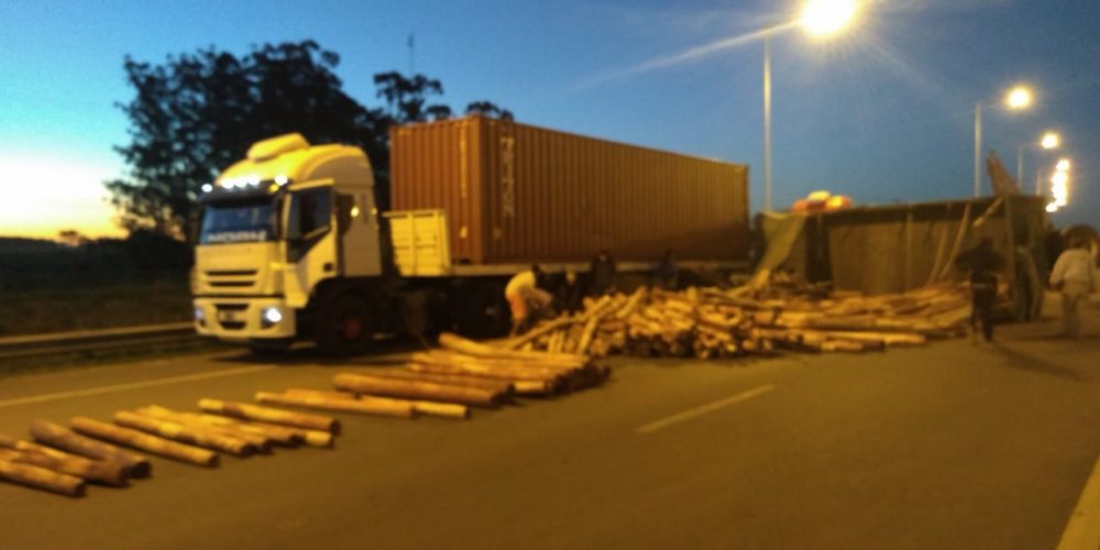 Autovía 14 – Km 312: Volcó un camión cargado con postes de madera