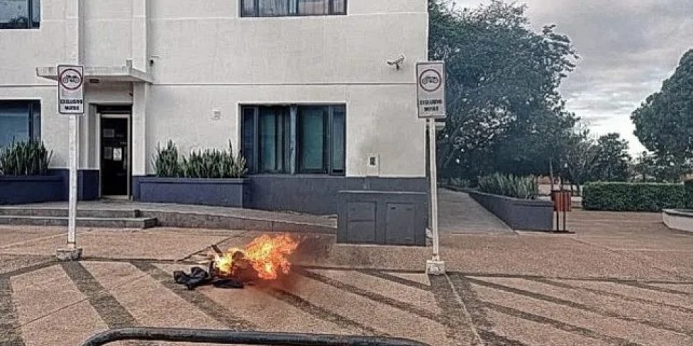 Chajarí: prendieron fuego frente al municipio en rechazo a las restricciones