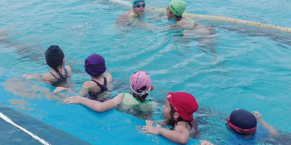 Práctica de natación en termas