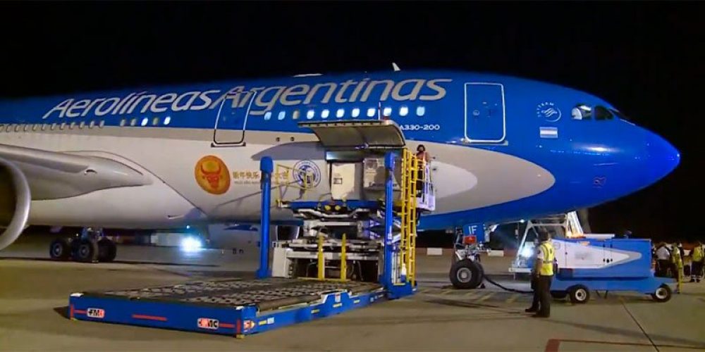 Llegó el avión de Aerolíneas Argentinas que trae 904 mil vacunas desde China