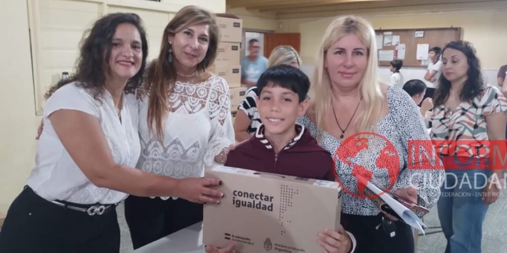 Se entregaron netbook de Conectar Igualdad en Escuela Normal