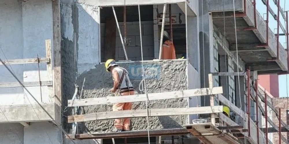 Paraná: se necesitan 172 sueldos para construir una vivienda