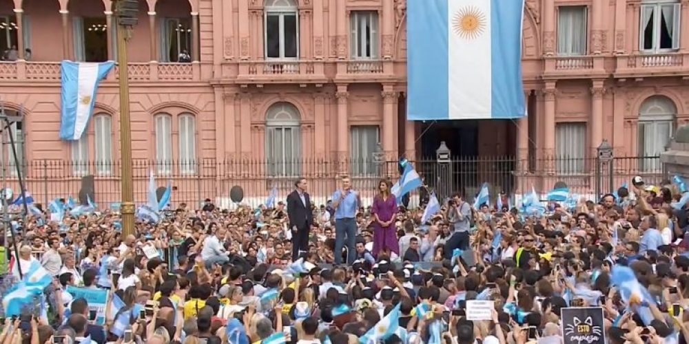 Acompañado por Pichetto y Awada, Macri se despidió ante una multitud