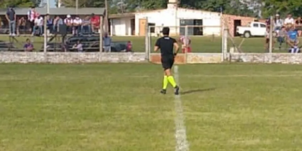 Jugador de fútbol falleció en la provincia de Corrientes tras chocar contra un muro de la cancha
