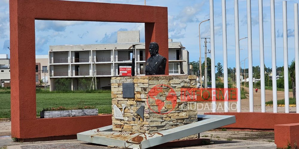 El Concejo aprobó la reparación y puesta en valor del monumento y su base del ex presidente Raúl Alfonsín