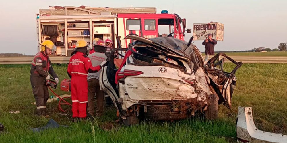 Choque fatal en Federación: una mujer murió tras el vuelco de una camioneta